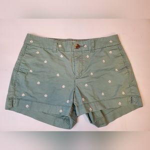 Old Navy size 2 sage green daisy print casual shorts. Boho style.